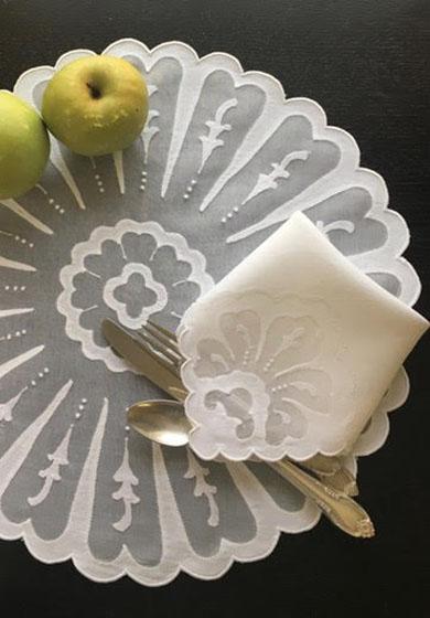 LINEN NAPKINS & PLACEMATS