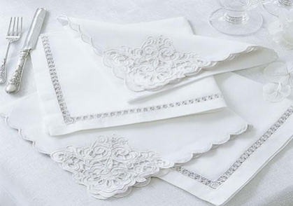 PLACEMATS 36 X 50 CM   NAPKINS: 40 X 40 CM