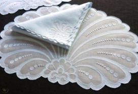 PLACEMATS 36 X 50 CM   NAPKINS: 40 X 40 CM