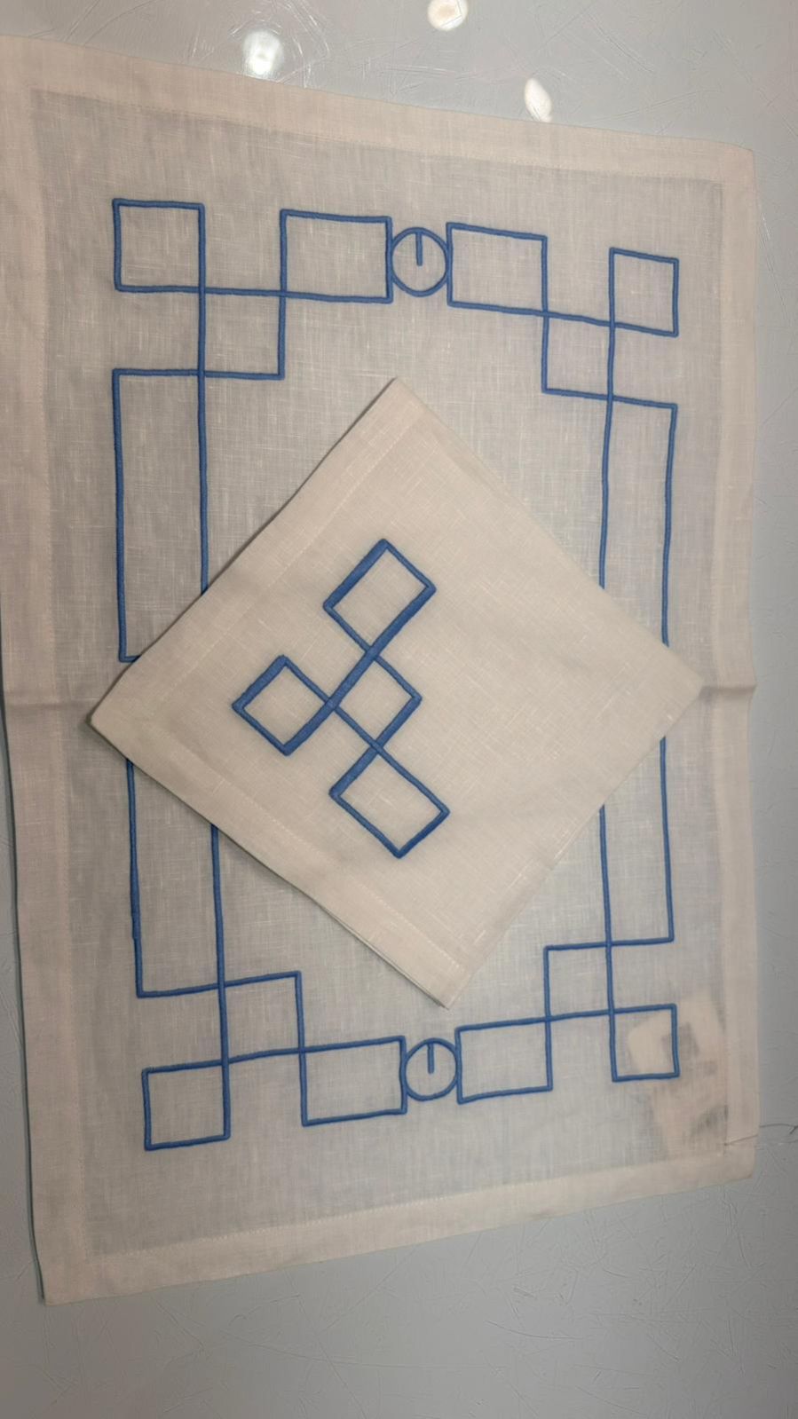 LINEN NAPKINS & PLACEMATS