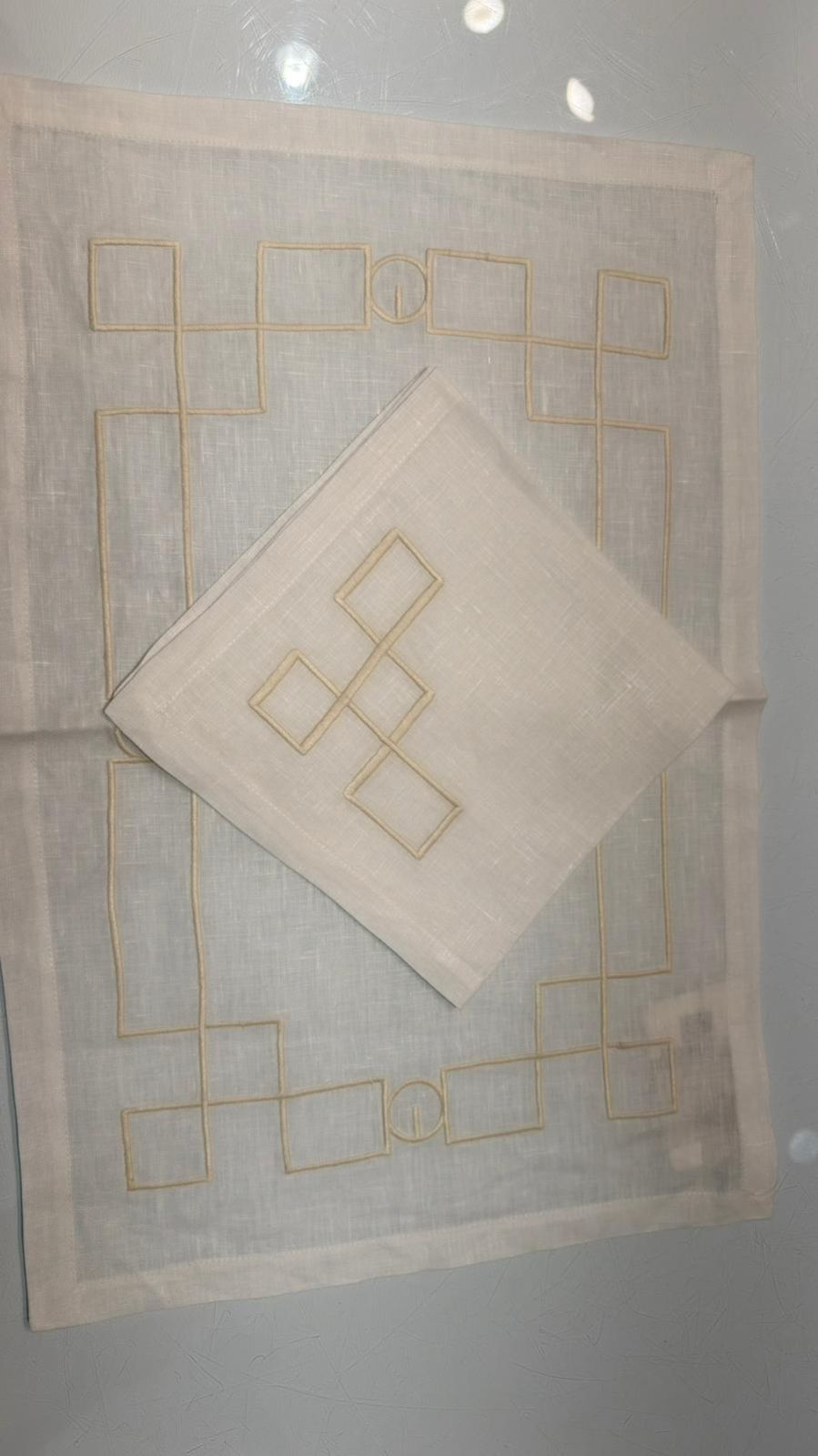 LINEN NAPKINS & PLACEMATS