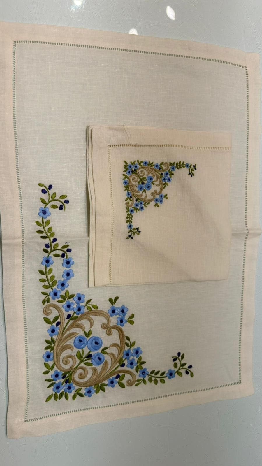 LINEN NAPKINS & PLACEMATS