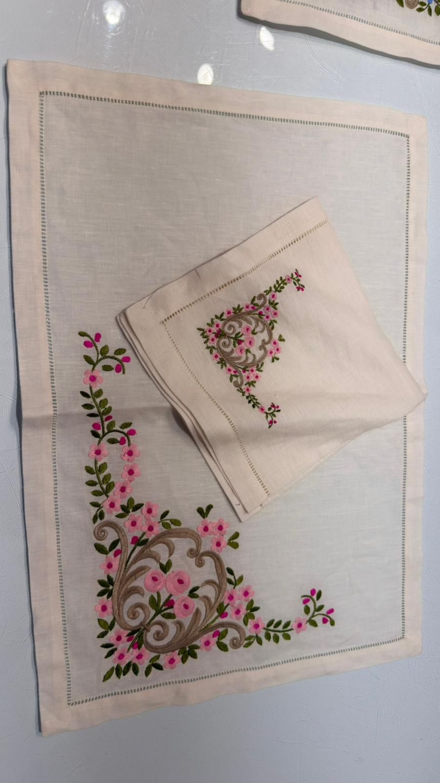 LINEN NAPKINS & PLACEMATS