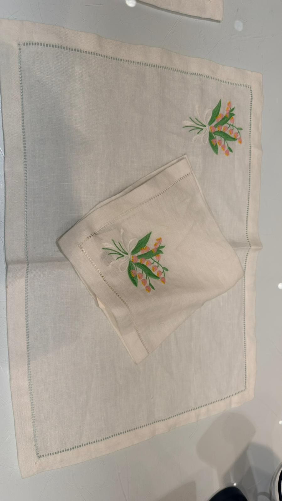 LINEN NAPKINS & PLACEMATS