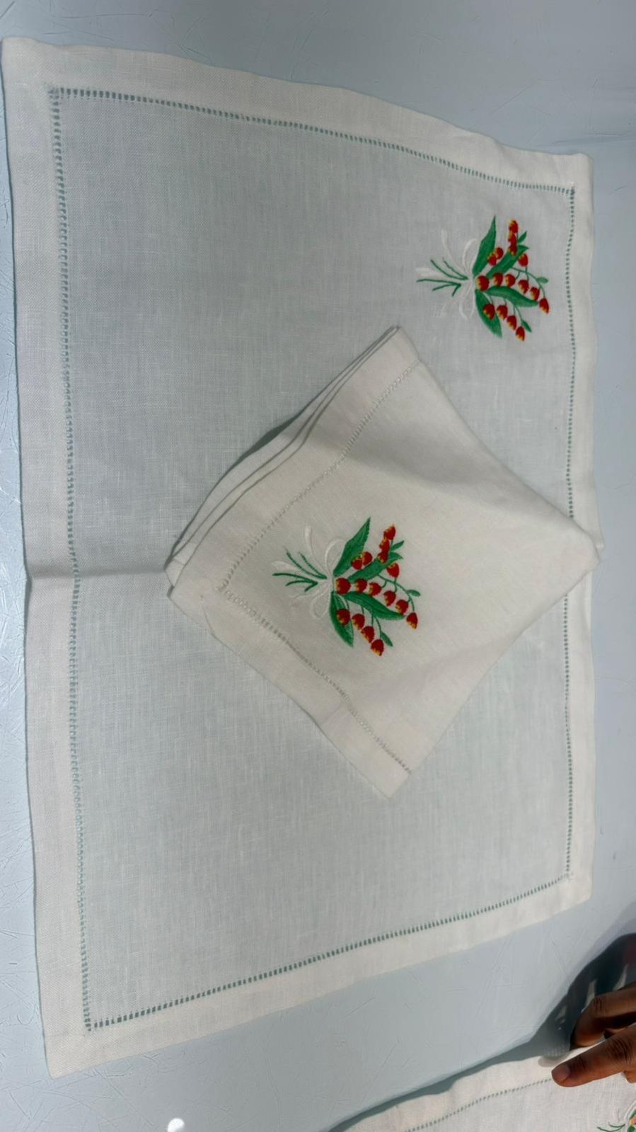 LINEN NAPKINS & PLACEMATS